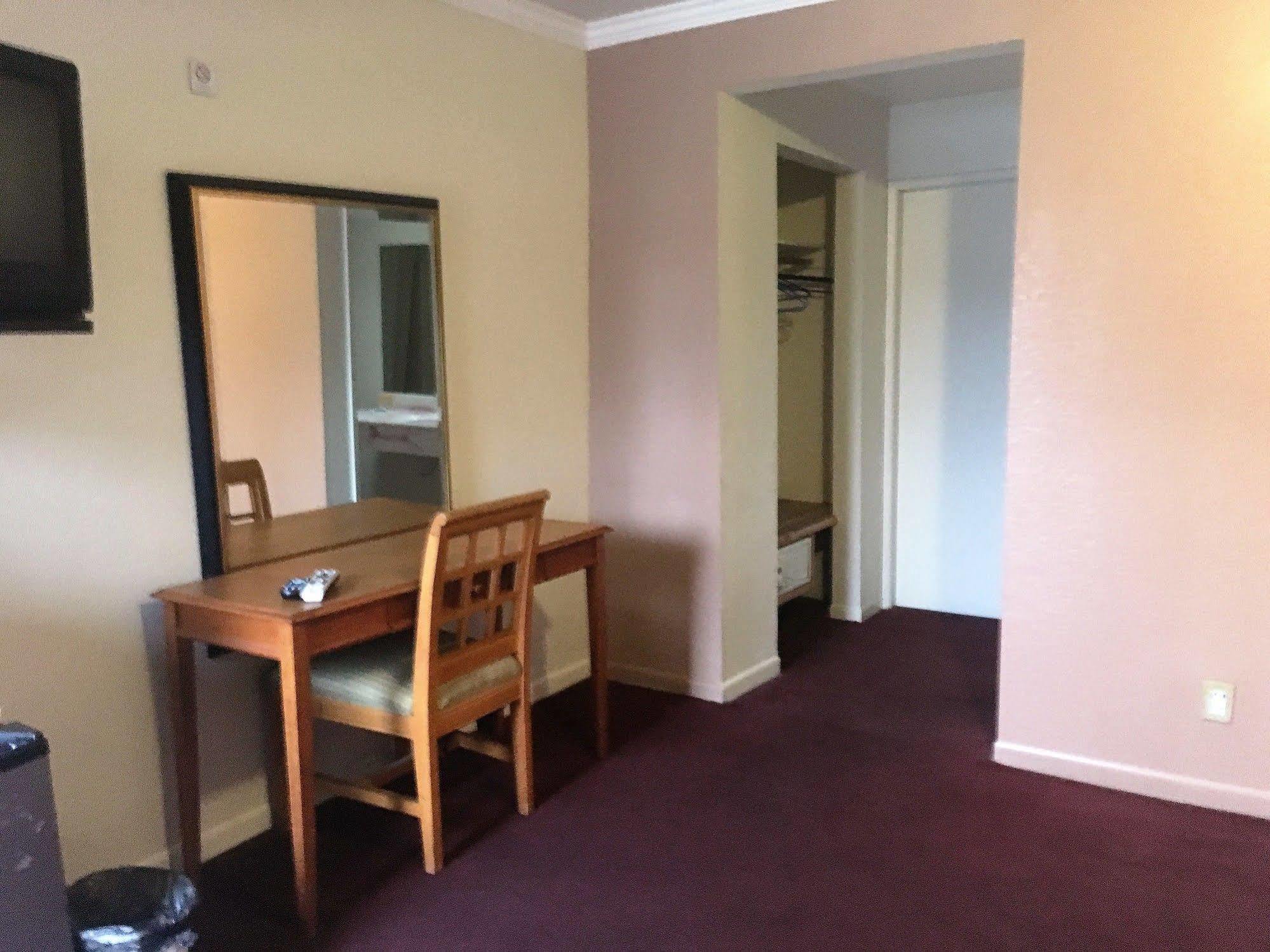 Mission Motel Линвуд Экстерьер фото